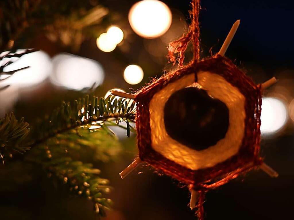 Die historische Altstadt von Staufen verstrmt trotz leichter Energiesparmanahmen den Glanz des alljhrlichen Winterzaubers mit vielen Weihnachtsbumen, die Kitas und Schulklassen hchst individuell geschmckt haben.