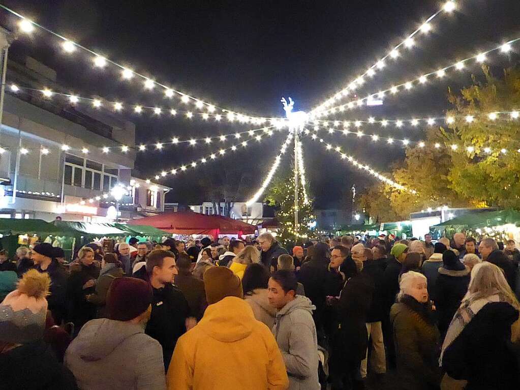 Es weihnachtet wieder: Eisige Temperaturen, weihnachtliche Beschallung und der unwiderstehliche Duft von Glhwein, Punsch und Bratwrsten sorgten zum traditionellen Christkindlemarkt in Bad Krozingen fr festliche Stimmung.