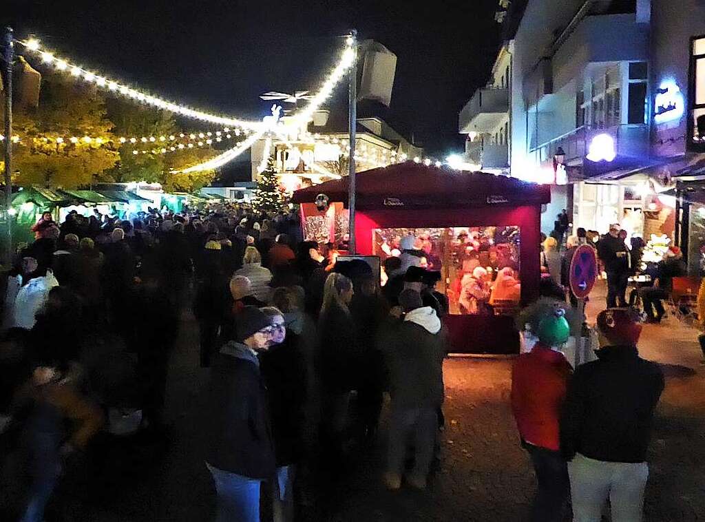 Es weihnachtet wieder: Eisige Temperaturen, weihnachtliche Beschallung und der unwiderstehliche Duft von Glhwein, Punsch und Bratwrsten sorgten zum traditionellen Christkindlemarkt in Bad Krozingen fr festliche Stimmung.