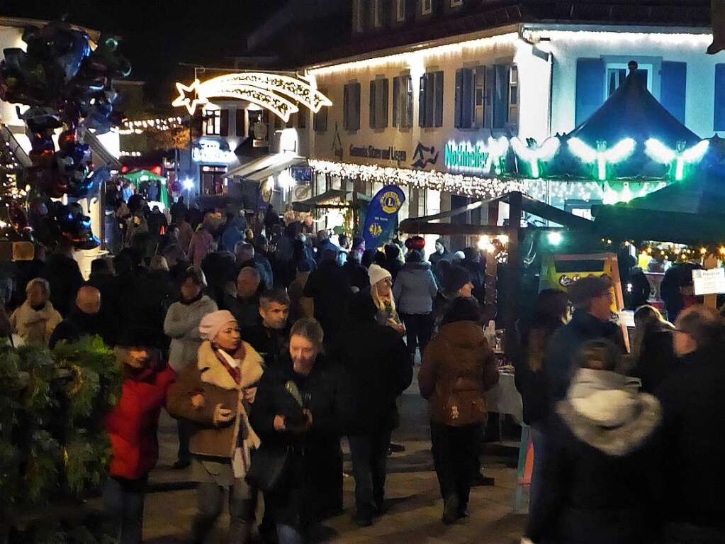 Es weihnachtet wieder: Eisige Temperaturen, weihnachtliche Beschallung und der unwiderstehliche Duft von Glhwein, Punsch und Bratwrsten sorgten zum traditionellen Christkindlemarkt in Bad Krozingen fr festliche Stimmung.