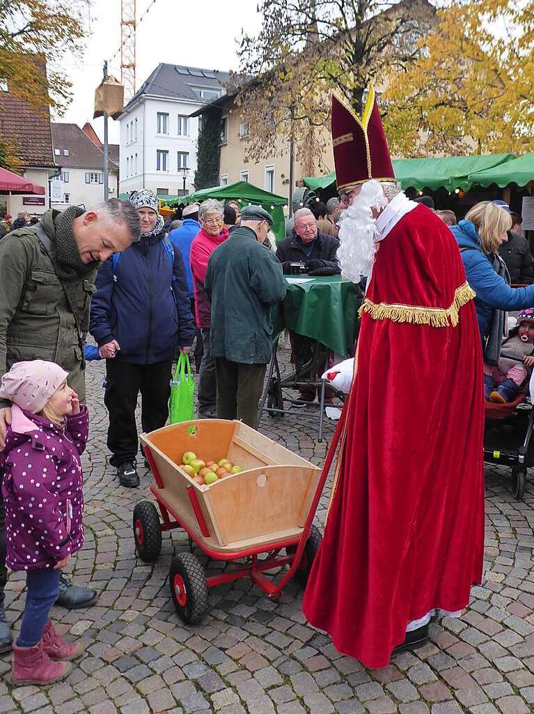 Es weihnachtet wieder: Eisige Temperaturen, weihnachtliche Beschallung und der unwiderstehliche Duft von Glhwein, Punsch und Bratwrsten sorgten zum traditionellen Christkindlemarkt in Bad Krozingen fr festliche Stimmung.