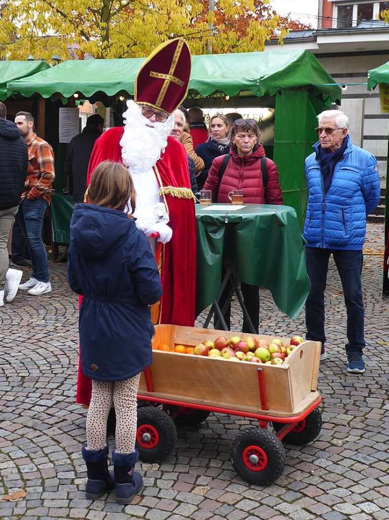 Es weihnachtet wieder: Eisige Temperaturen, weihnachtliche Beschallung und der unwiderstehliche Duft von Glhwein, Punsch und Bratwrsten sorgten zum traditionellen Christkindlemarkt in Bad Krozingen fr festliche Stimmung.