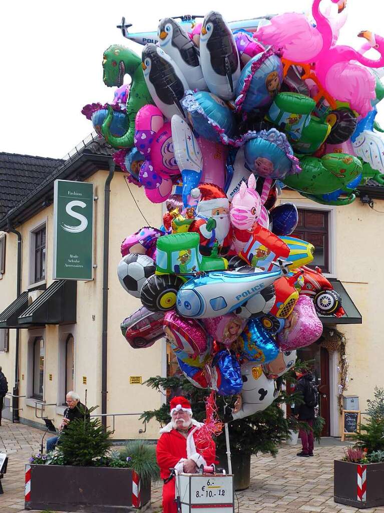 Es weihnachtet wieder: Eisige Temperaturen, weihnachtliche Beschallung und der unwiderstehliche Duft von Glhwein, Punsch und Bratwrsten sorgten zum traditionellen Christkindlemarkt in Bad Krozingen fr festliche Stimmung.