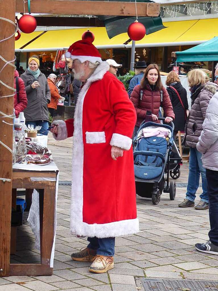 Es weihnachtet wieder: Eisige Temperaturen, weihnachtliche Beschallung und der unwiderstehliche Duft von Glhwein, Punsch und Bratwrsten sorgten zum traditionellen Christkindlemarkt in Bad Krozingen fr festliche Stimmung.