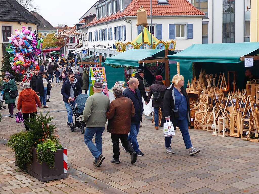 Es weihnachtet wieder: Eisige Temperaturen, weihnachtliche Beschallung und der unwiderstehliche Duft von Glhwein, Punsch und Bratwrsten sorgten zum traditionellen Christkindlemarkt in Bad Krozingen fr festliche Stimmung.