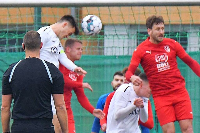 Augen zu und durch: Tom Hodel vom FC T...mmt in dieser Szene nicht an den Ball.  | Foto: Achim Keller