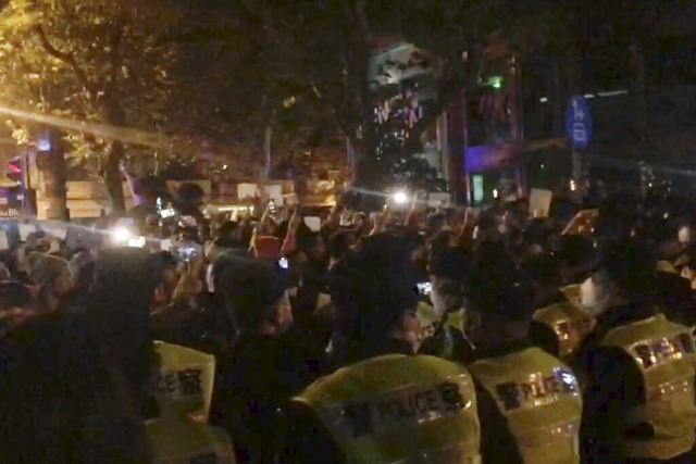Screenshot aus einem Handyvideo der Proteste in Shanghai   | Foto: Uncredited (dpa)