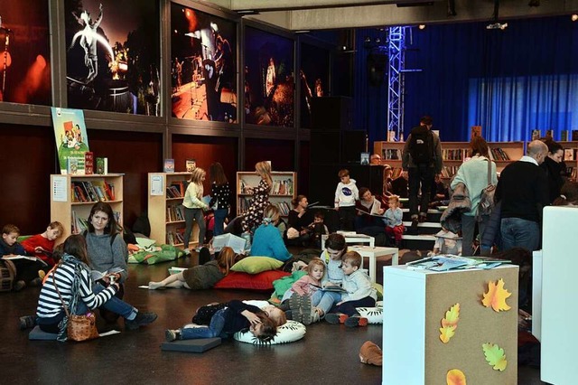 5000 Bcher lockten kleine und groe Leser in die  Kinderbuchmesse im Foyer.  | Foto: Annette Mahro