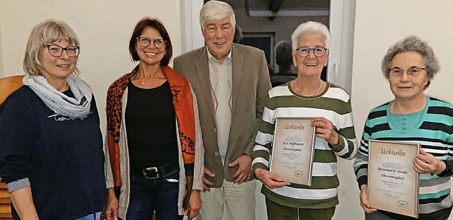 Der Vorsitzende  Reinhard Knorr (Mitte...fmann und Rosemarie Krebs (von links).  | Foto: Rolf Mck