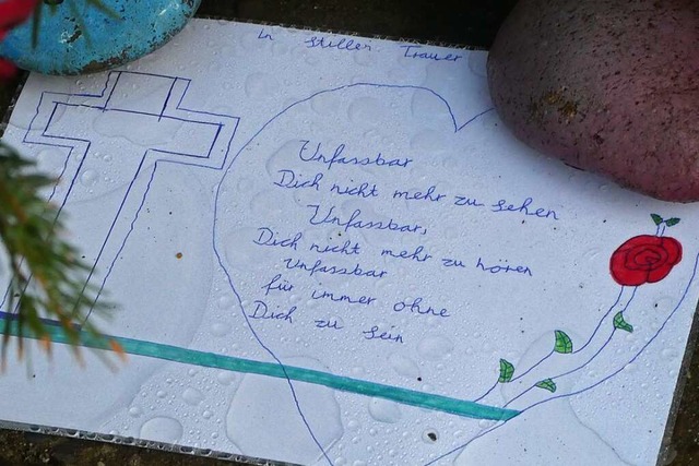 Zeichen nicht enden wollender Trauer am Gedenkstein der Caritaswerksttte  | Foto: Peter Stellmach
