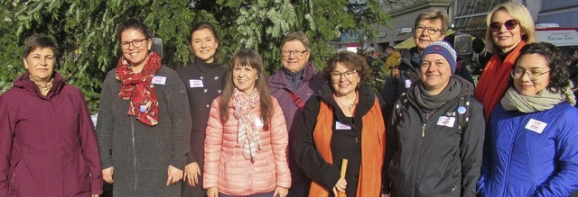 Geballte Frauenpower: Vertreterinnen v...n Frauen vor dem Offenburger Rathaus.   | Foto: Susanne Kerkovius