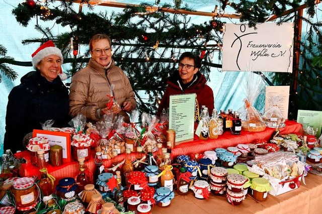 Zahlreiche Stnde lockten zum Bummeln auf dem Weihnachtsmarkt ein.  | Foto: Heinz und Monika Vollmar