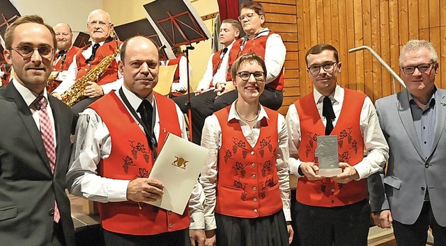 Der Vorstand der Winzerkapelle Oberber...ster Bohn, rechts  Ortsvorsteher  Beck  | Foto: Sebastian Ehret