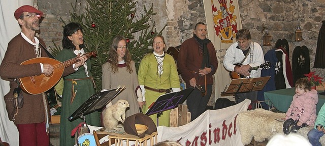 Musikerinnen und Musiker unterhielten die Gste im Burkheimer Schloss.  | Foto: Reinhold John