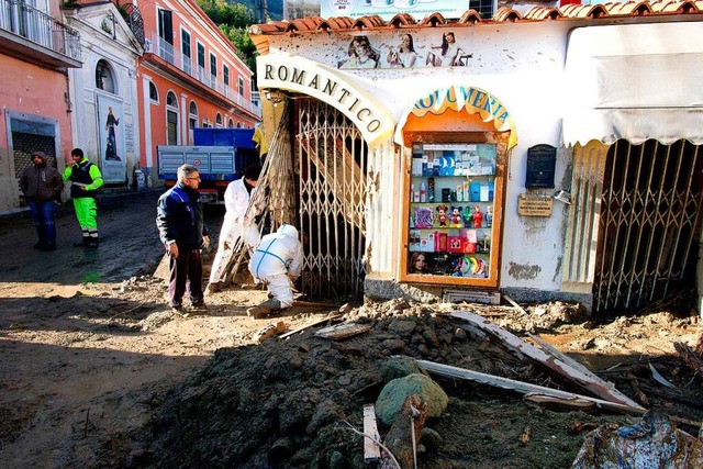 Aufrumarbeiten in dem von einer Schlammlawine heimgesuchten Ort Casamicciola   | Foto: ELIANO IMPERATO (AFP)