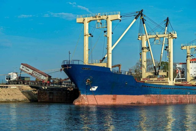 Ein Getreidefrachter in einem Hafen in der westlichen Ukraine wird  beladen.  | Foto: Celestino Arce Lavin