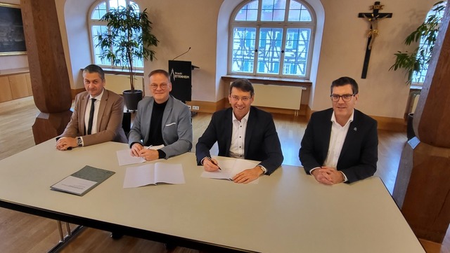 Christian Keller (von links), Frank Sc...hn bei der Unterzeichnung des Vertrags  | Foto: Karl Kovacs