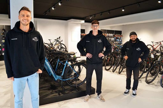 Im neuen Bike Store Scheer im Gutacher...heer, Florian Scheer und Fabian Walter  | Foto: Nikolaus Bayer