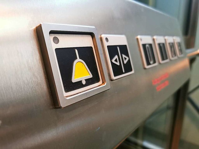 Aufzugsnutzer sind froh, wenn sie nicht den Alarmknopf drcken mssen.  | Foto: Breisgau Aufzge