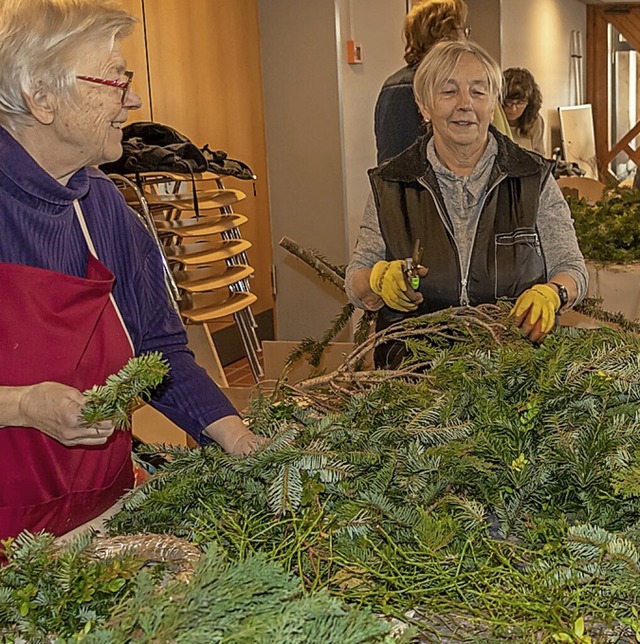 Rund 80 Adventskrnze haben die Frauen gebastelt.  | Foto: Christiane Seifried