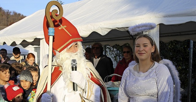 Der Nikolaus besuchte in Begleitung seiner Engel den Markt.  | Foto:  Manfred Dinort