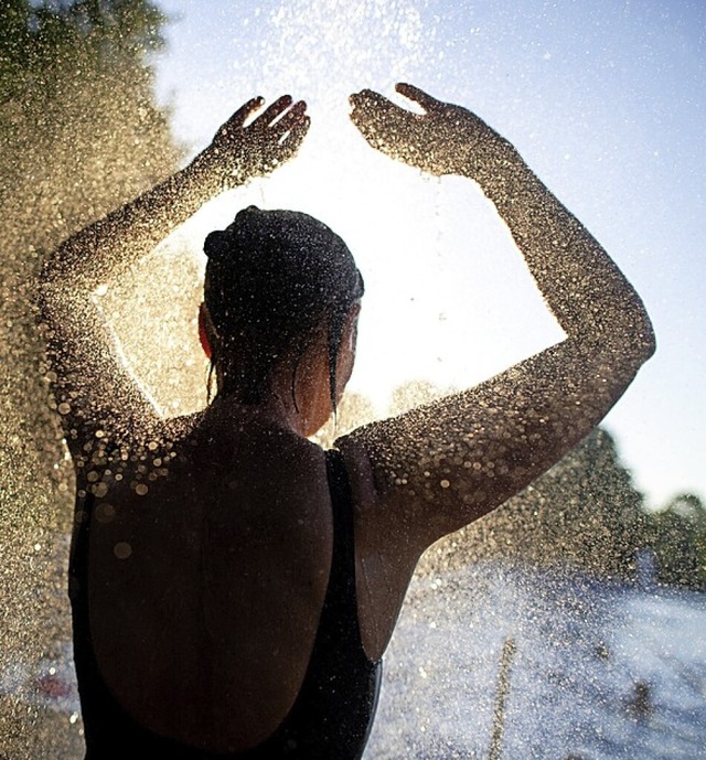 Jetzt schwimmen nur Hartgesottene drau...rtbad wieder &#8211; auch frhmorgens.  | Foto: Hauke-Christian Dittrich (dpa)