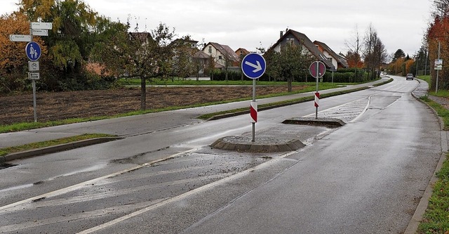 Der Fahrbahnteiler beim Schwimmbad: Hi...tlich von links nach rechts wechseln.   | Foto: Michael Haberer