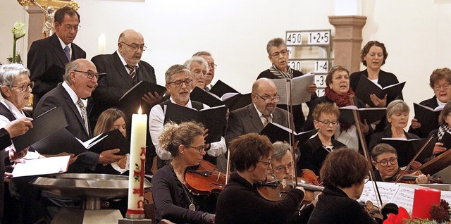 Beim Adventskonzert musizierten Kirchenchor und Kammerorchester gemeinsam.  | Foto: Heidi Fel