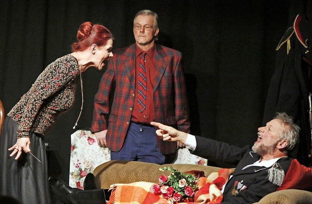 Nur drei Schauspieler auf der Bhne &#...roes Theater in Drrenmatts Komdie.   | Foto: Heidi Fel