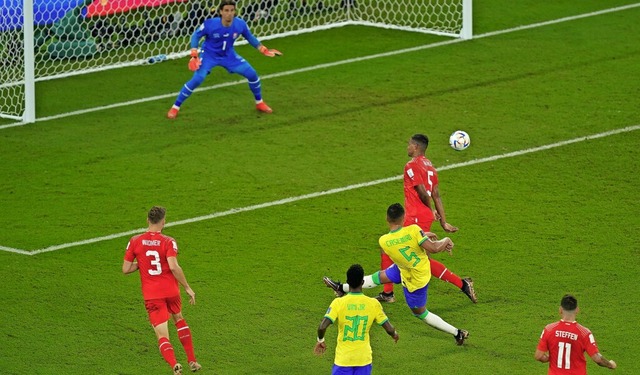 Er scheint vorbeizugehen, der von Case...; und es steht dann 1:0 fr Brasilien.  | Foto: Mike Egerton (dpa)