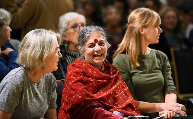 Vandana Shiva in der Freiburger Messe  | Foto: Rita Eggstein