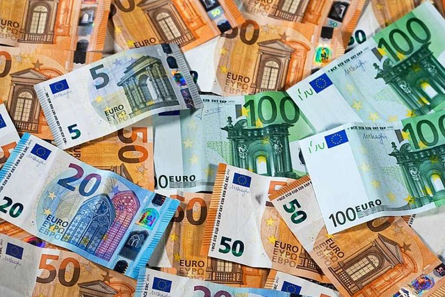 Bis zu 3000 Euro knnen Arbeitgeber ih...preise steuerfrei zahlen (Symbolfoto).  | Foto: Jens Bttner