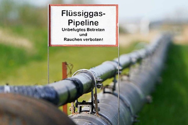 Blick auf eine Flssiggas-Pipeline am Nordsee Gas Terminal in Brunsbttel.  | Foto: Marcus Brandt (dpa)