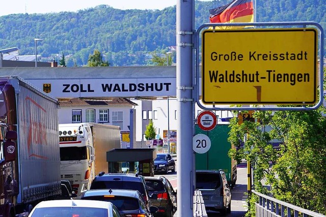 Ein Nadelhr beim Straenverkehr am Ho...st der Grenzbergang Waldshut-Koblenz.  | Foto: Roland Gerard