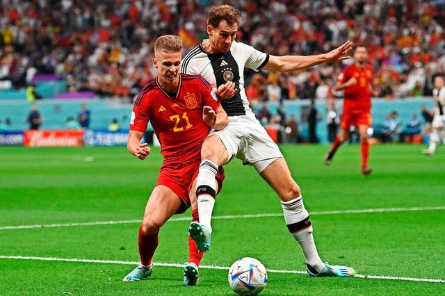 Da sein und dranbleiben: Leon Goretzka (rechts) gegen Dani Olmo  | Foto: GLYN KIRK (AFP)