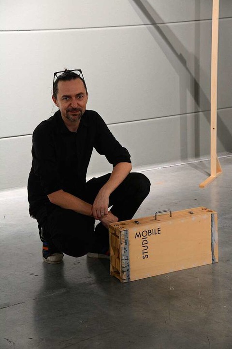 Michael Grudziecki mit seinem mobilen Atelier  | Foto: Annette Mahro