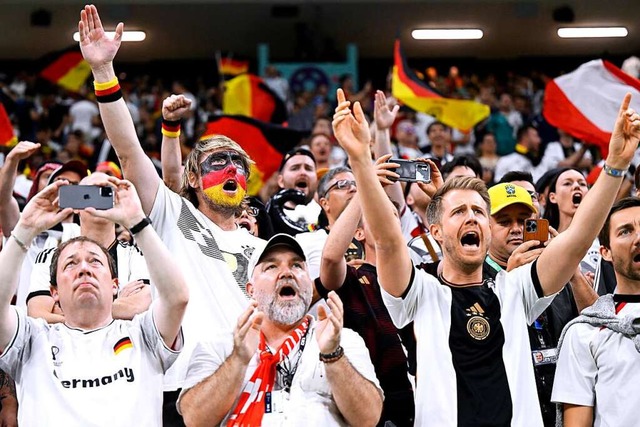 Deutschland-Fans feuern ihr Team in Al... whrend des Spiels gegen Spanien an.   | Foto: IMAGO/Laci Perenyi
