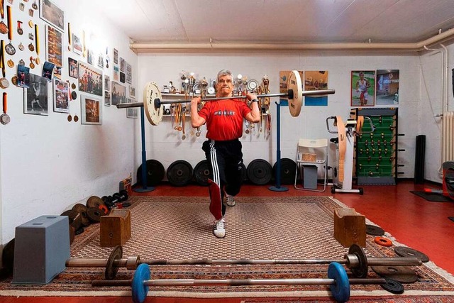 Ernst Ambs zeigt in seinem Trainingsra...ch aufwrmt &#8211; mit wenig Gewicht.  | Foto: Patrik Mller