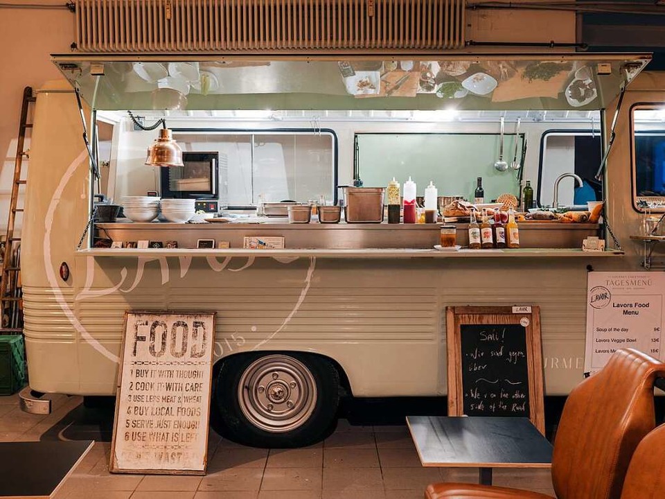 Der Foodbus &#8222;Lavor Streetfood&#8220; steht in der Pop-Up Garage  | Foto: Manuel Hauer
