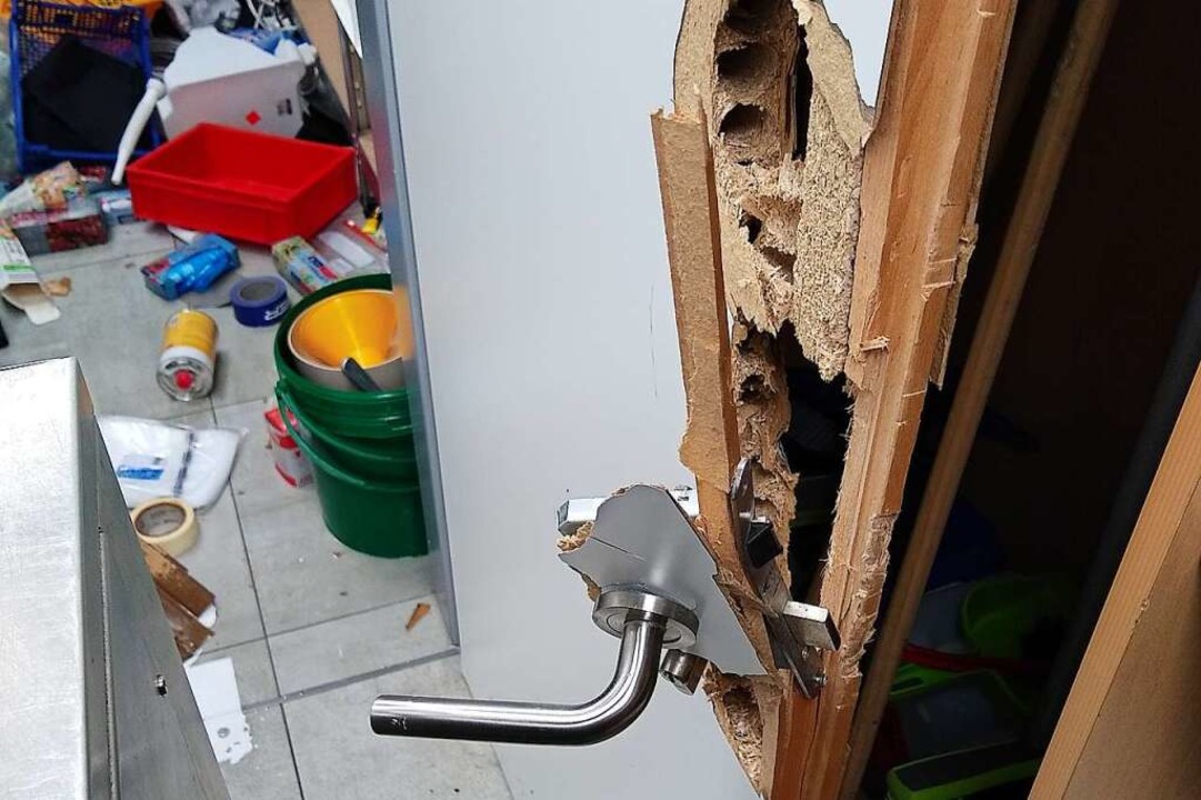 Mit brachialer Gewalt wurden im Inneren des Gebäudes Türen aufgebrochen.  | Foto: Tafel Herbolzheim