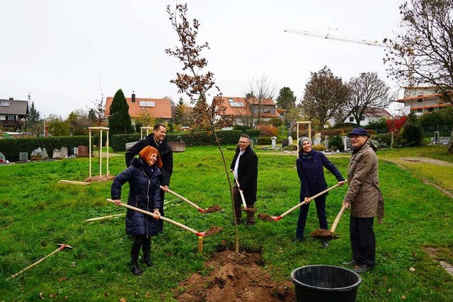 Der 100. Baum: Auf dem Eichsler Friedh...nd  Oberbrgermeister Klaus Eberhardt.  | Foto: Privat