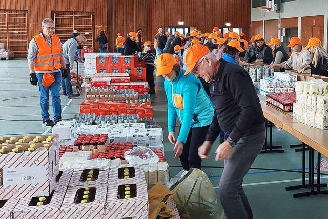 Hilfemacher schnürten 1500 Pakete für die Tafeln als Vorweihnachtsgeschenk für Bedürftige