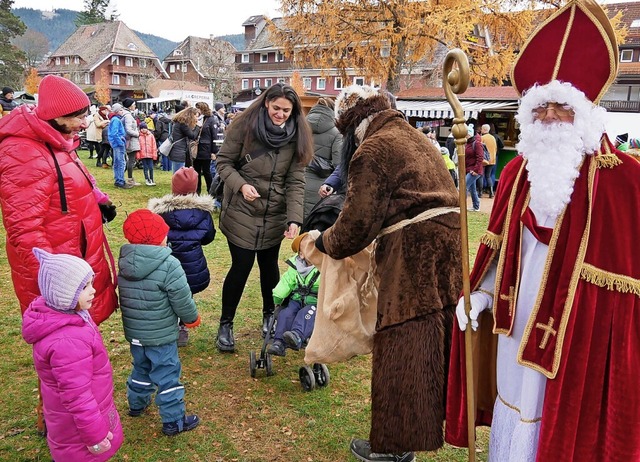 Nikolaus und Ruprecht haben viel  zu tun.   | Foto: Eva Korinth