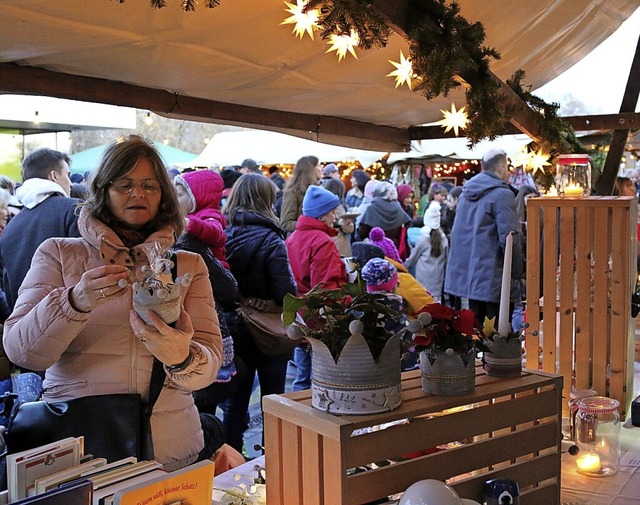 Allerlei Selbstgemachtes gab es auf dem Weihnachtsmarkt in Tumringen.  | Foto: Katharina Bartsch