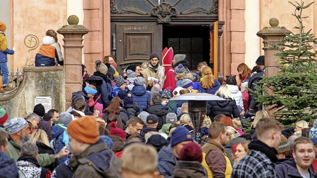 Groes Gedrnge herrschte vor der Rieg...ren Weihnachtsmarktbesucher erschien.   | Foto: Ruth Seitz