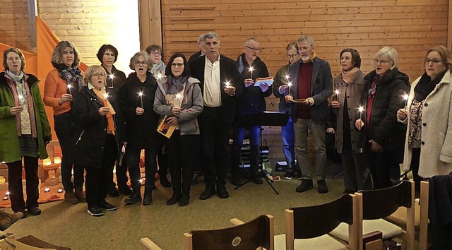 Am Schluss sang der Chor vorn in der Kirche, sonst mitten im Publikum.  | Foto: Roland Gutjahr