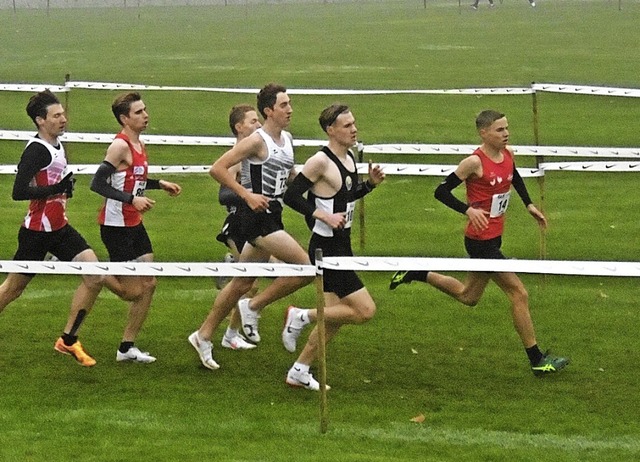 Locker vorneweg: Lukas Ehrle (rechts) ... der DM   das Feld der Crosslufer an.  | Foto: Privat