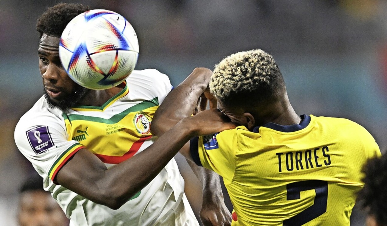 Der Senegal mit  Boulaye Dia (links, g...onnte sich gegen Ecuador durchsetzen.   | Foto: RAUL ARBOLEDA (AFP)