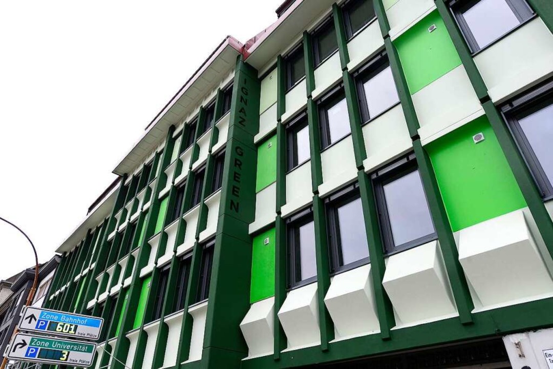 Frisch enthüllt: die grüne Fassade mitsamt dem neuem Hausnamen.  | Foto: Ingo Schneider