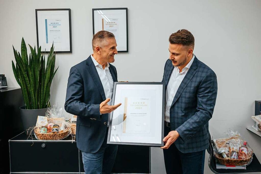 Pierre Bruns (rechts) und Joachim Nieh...rneute Auszeichnung von Proven Expert.  | Foto: Fabio Testa